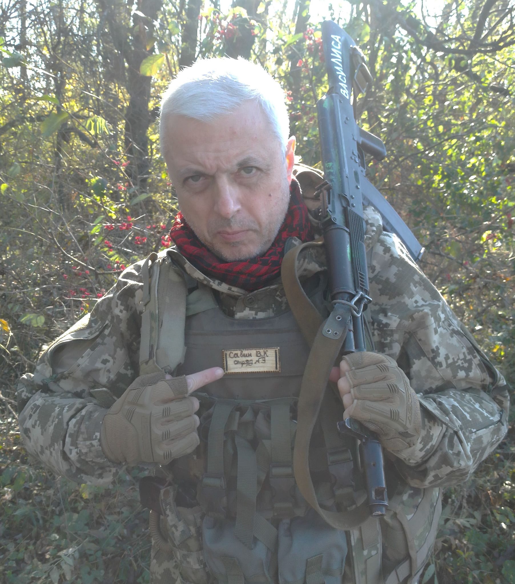 На бронежилете Савина — его тюремная бирка. На автомате — имя дочери Василисы